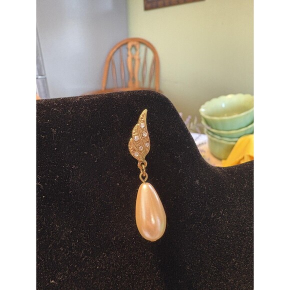 Vintage Gold Tone Drop Earrings Faux Pearl Teardrop Crystal Leaf Clip On 2 Inch - Picture 3 of 6